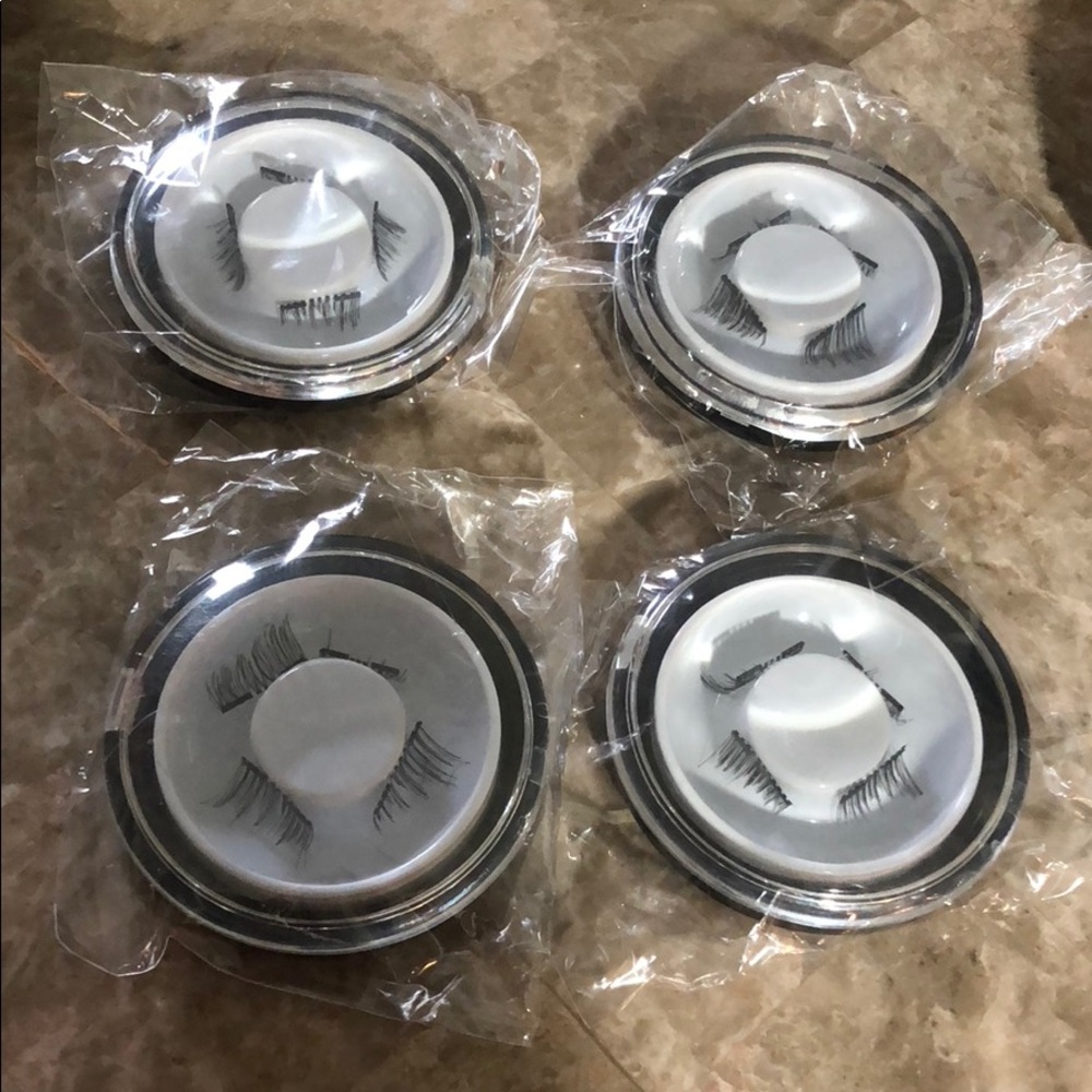 1 set of Magnetic eyelashes- new in package!
